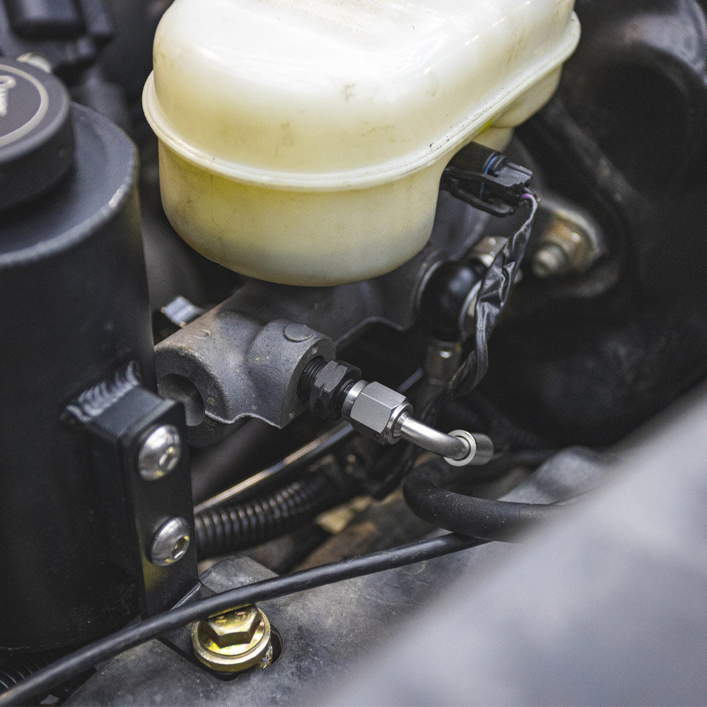 CHASE BAYS Bremsleitung Relocation Kit für OEM Bremszylinder passend für Chevrolet Corvette C5 C6