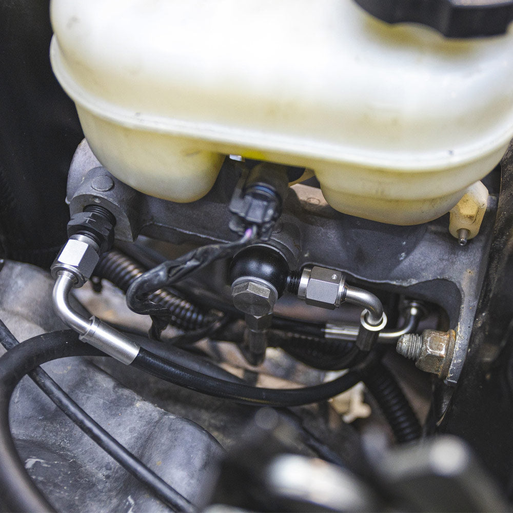 CHASE BAYS Bremsleitung Relocation Kit für OEM Bremszylinder passend für Chevrolet Corvette C5 C6