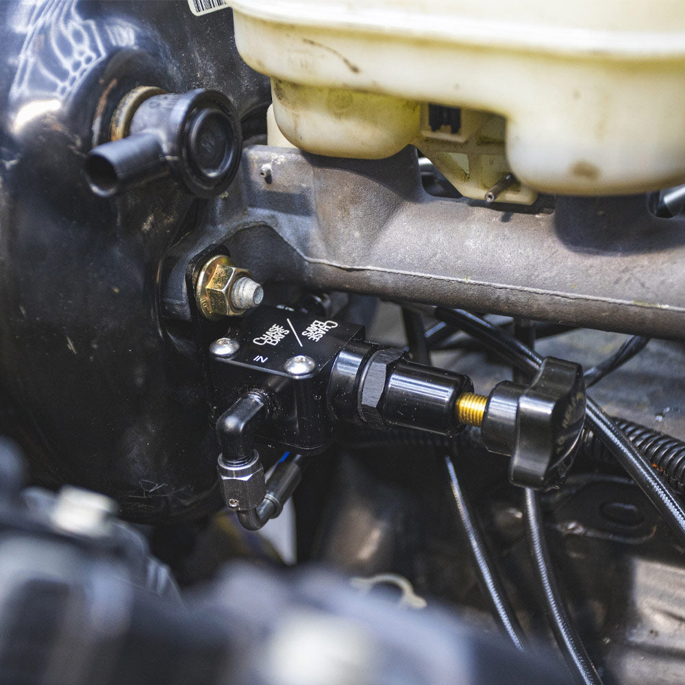 CHASE BAYS Bremsleitung Relocation Kit für OEM Bremszylinder passend für Chevrolet Corvette C5 C6