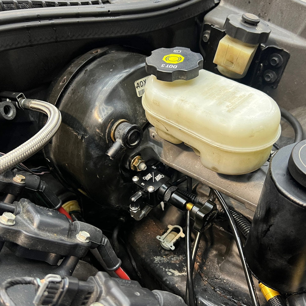 CHASE BAYS Bremsleitung Relocation Kit für OEM Bremszylinder passend für Chevrolet Corvette C5 C6