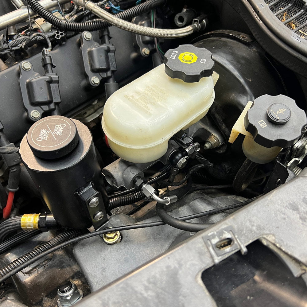 CHASE BAYS Bremsleitung Relocation Kit für OEM Bremszylinder passend für Chevrolet Corvette C5 C6