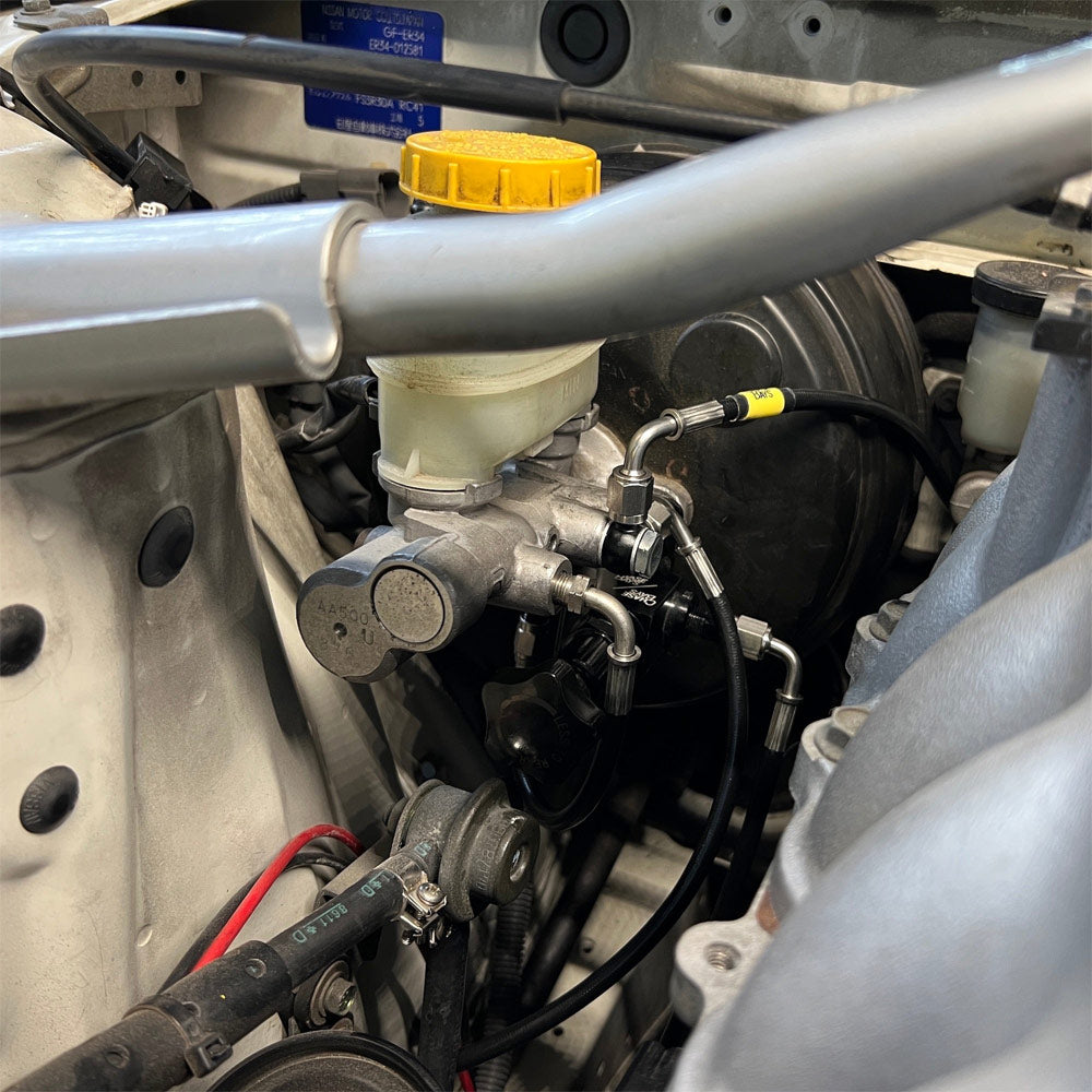 CHASE BAYS Bremsleitung Relocation Kit für OEM Bremszylinder passend für Nissan Skyline R32 / R33 / R34