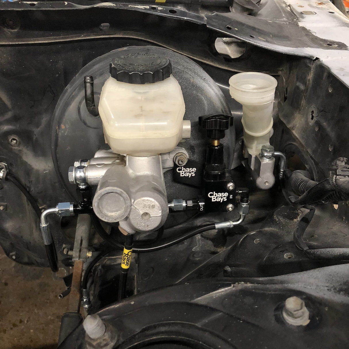 CHASE BAYS Toyota Supra JZA80 Bremsleitung Relocation Kit für OEM Bremszylinder - PARTS33 GmbH