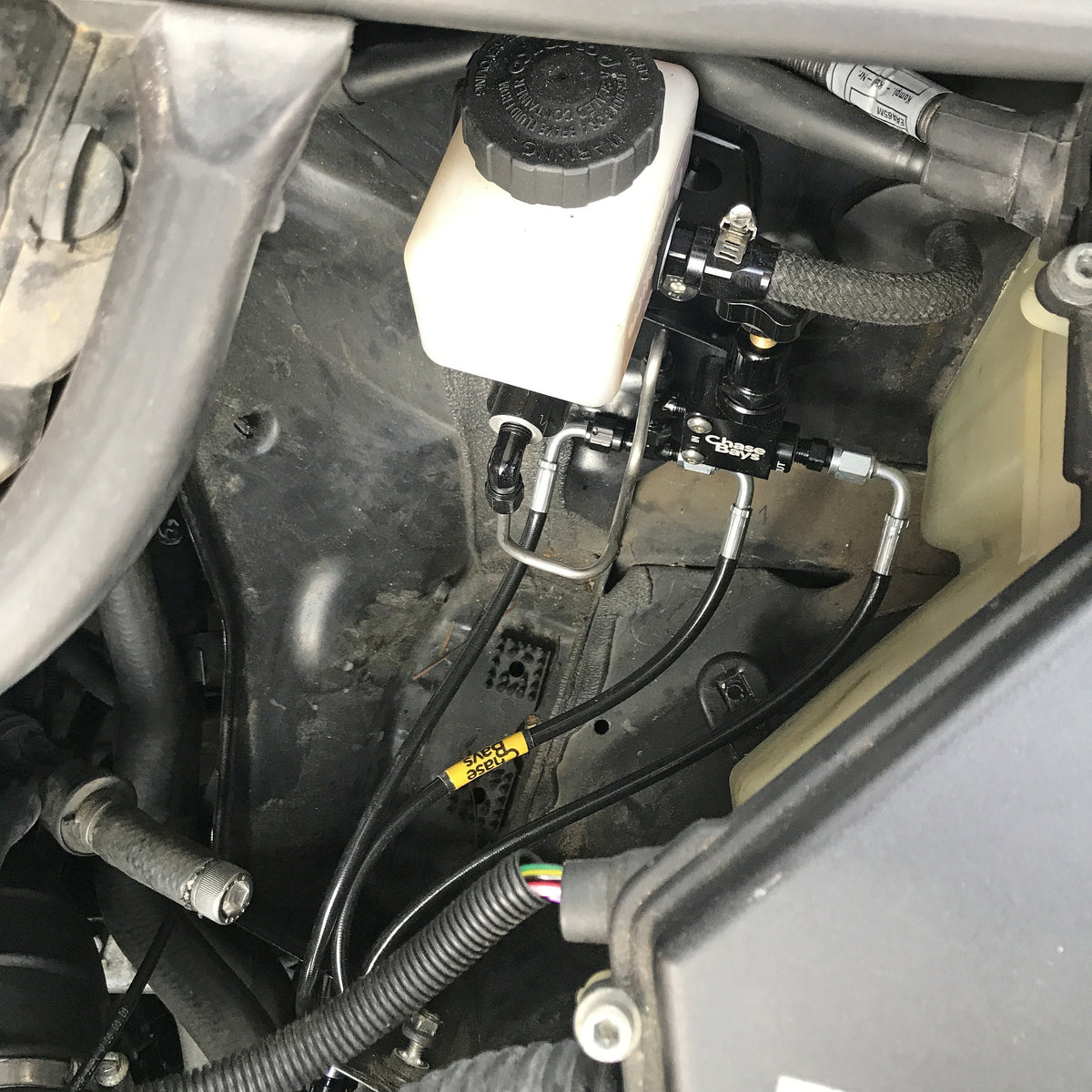 CHASE BAYS Bremsleitung Relocation Kit für Brake Booster Eliminator passend für BMW E36