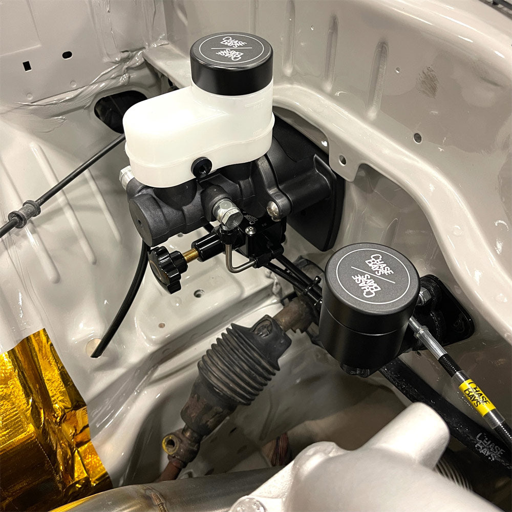 CHASE BAYS Bremsleitung Relocation Kit für Zweikolben Brake Booster Eliminator passend für Nissan 350Z Infiniti G35