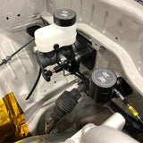 CHASE BAYS Bremsleitung Relocation Kit für Zweikolben Brake Booster Eliminator passend für Nissan 350Z Infiniti G35